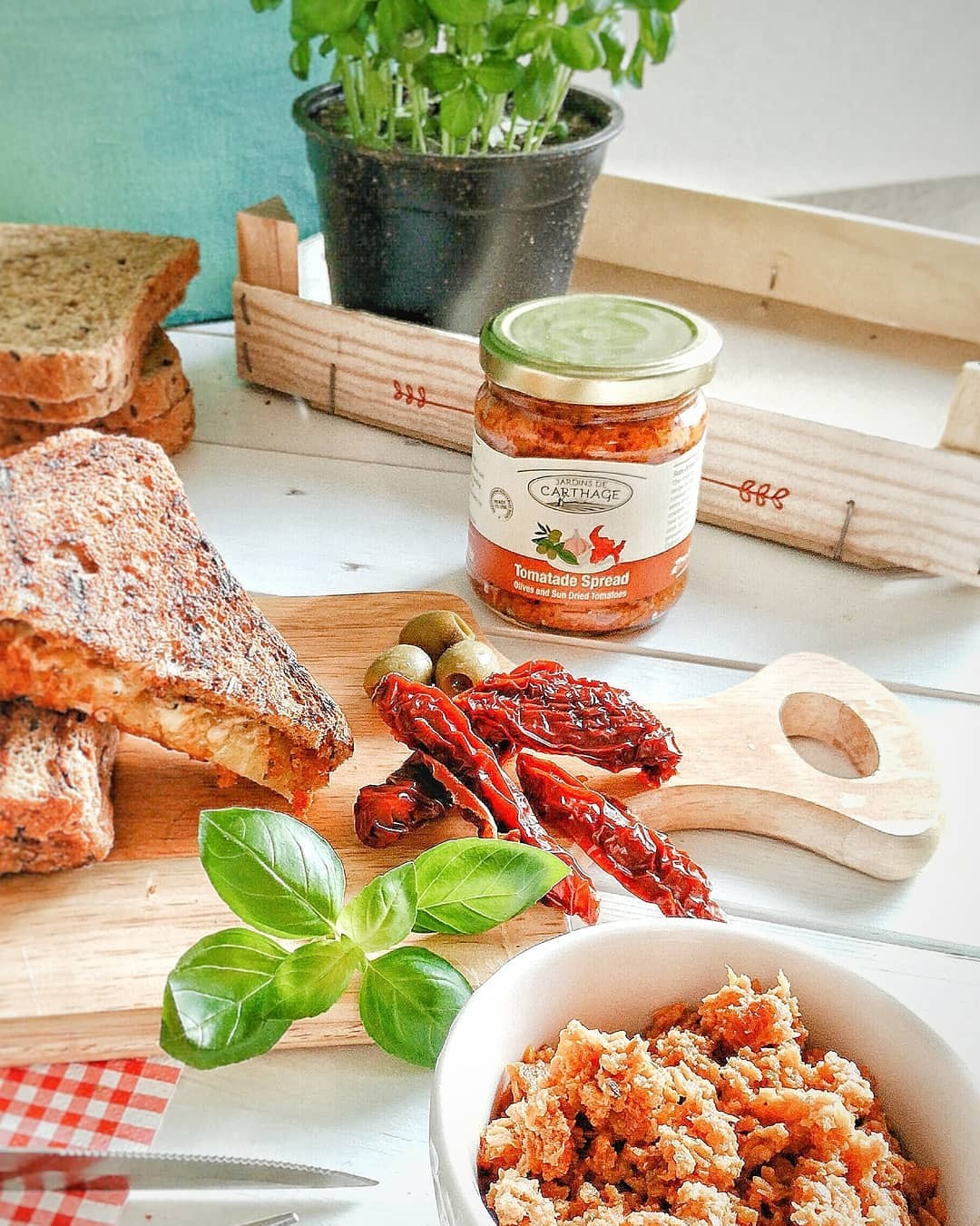 トマテード　スプレッド（天日干しトマトとオリーブのみじん切りオイル漬）200g　Tomatade Spread